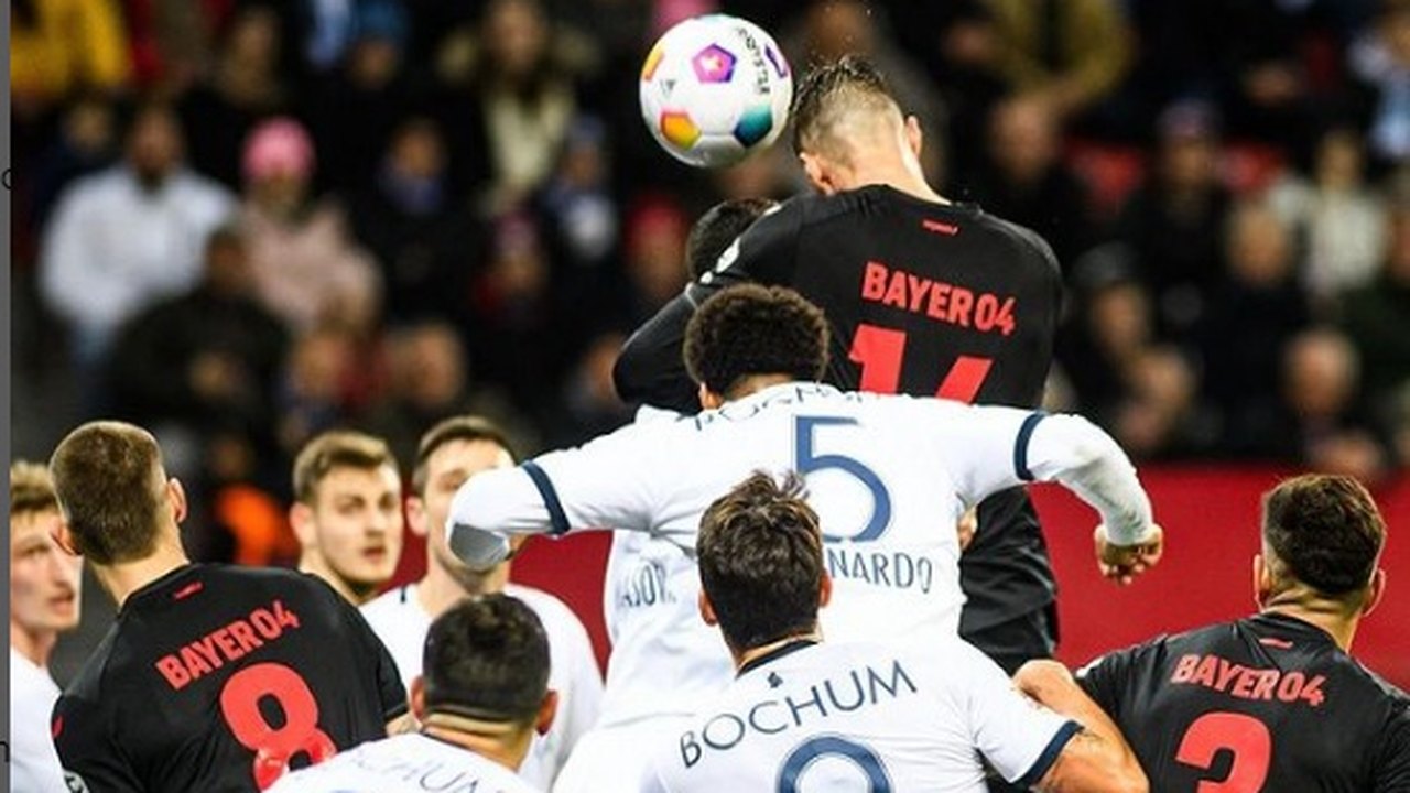 Bayer Leverkusen goleia o Bochum com hat-trick de Schick e mantém folga no topo do Alemão