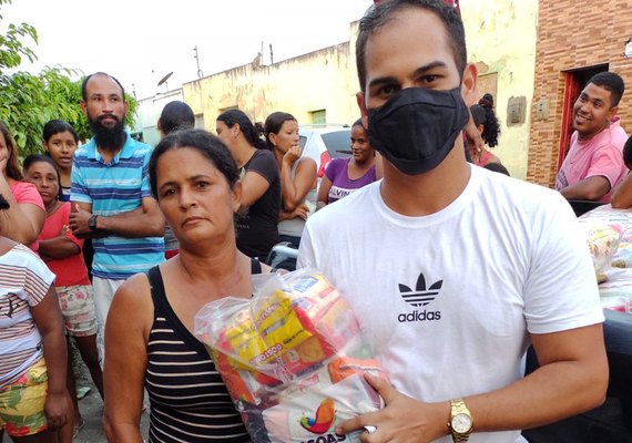 Famílias recebem cestas básicas em São Brás