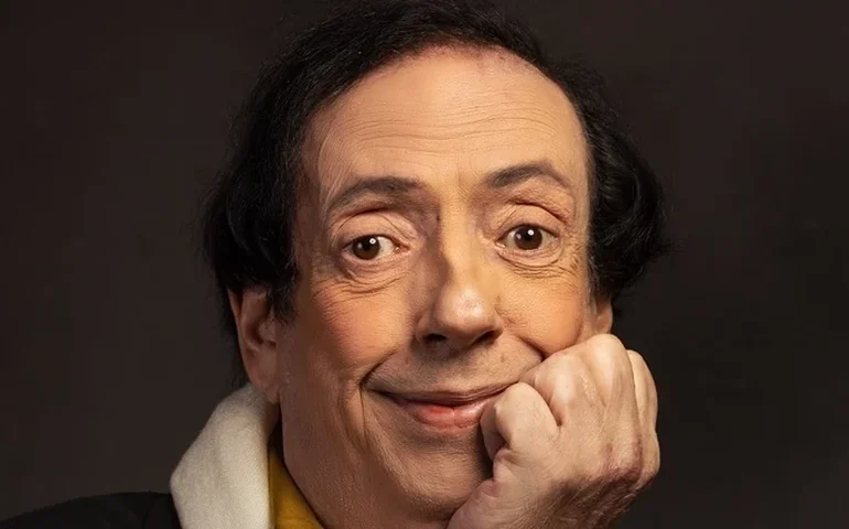 Marcos Oliveira, o Beiçola, recebe segunda máquina de costura no Retiro dos Artistas; veja vídeo