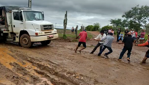 Fortes chuvas causam atolamento de veículos e animais no Alto Sertão de Sergipe / Foto: Foto: Portal A8SE/Reprodução