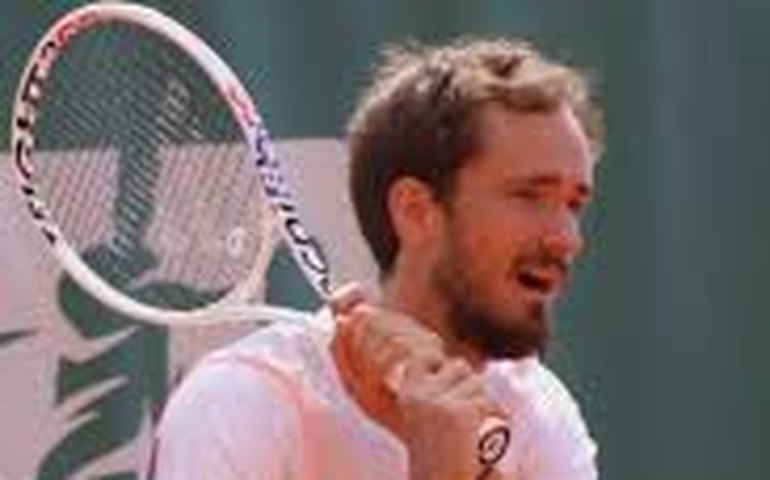 Atual campeão, Medvedev sofre para bater jovem sérvio em Roma; Sabalenka supera dores e vira
