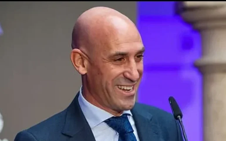 Luis Rubiales é alvo de ataque com ovos pelo próprio tio durante lançamento de livro