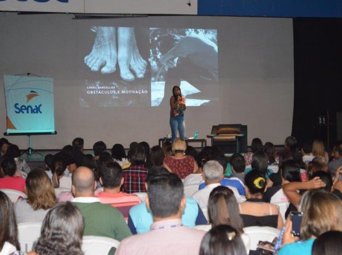 Palestra da Carol Barcellos emociona público e incentiva jovens estudantes