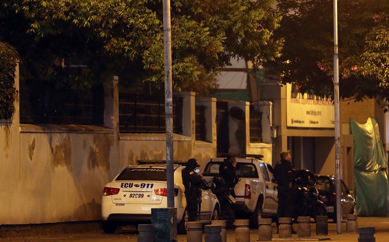 Policiais invadem embaixada mexicana em Quito e prendem ex-vice-presidente do Equador