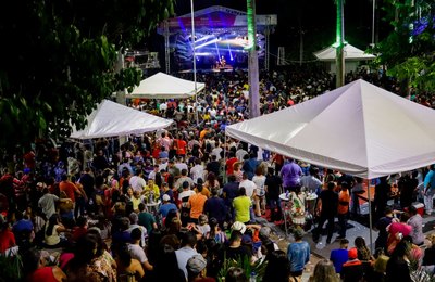 Cantor José Augusto abre mês das Mães em Palmeira dos Índios
