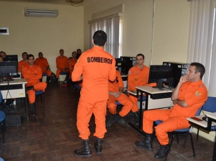 Corpo de Bombeiros inicia curso básico de salvamento aquático