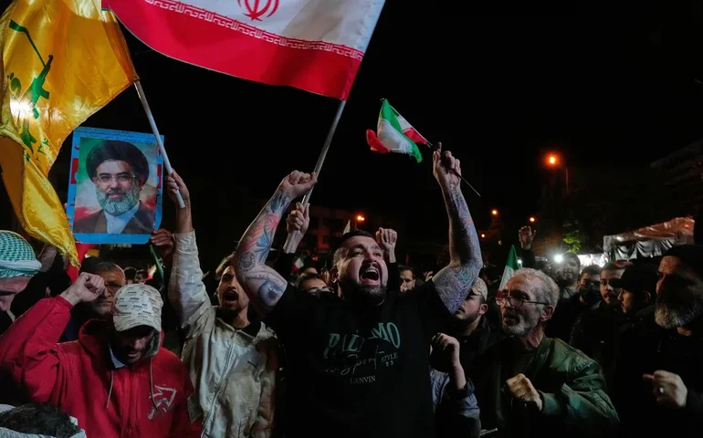 Cessar-fogo é ameaçado à medida que Israel expande os ataques ao Líbano e o Irã fecha o estreito novamente