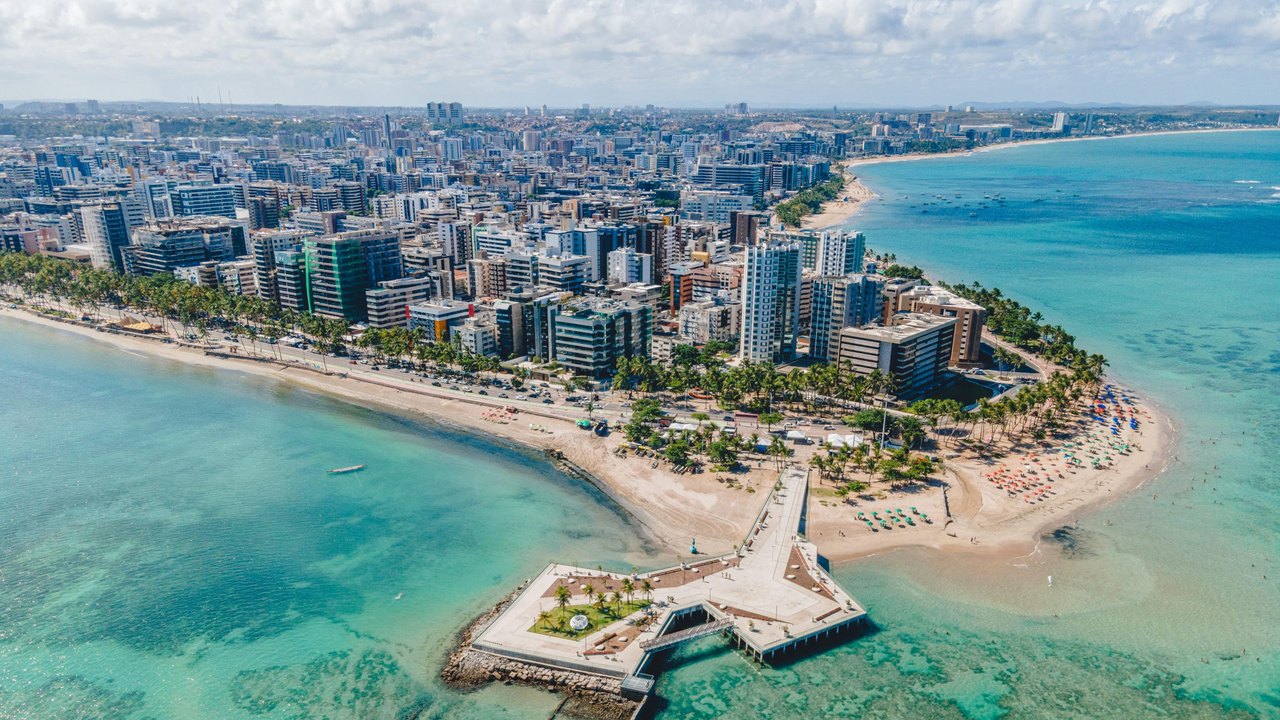 Alagoas se consolida no topo do turismo brasileiro com recorde de vendas de operadoras