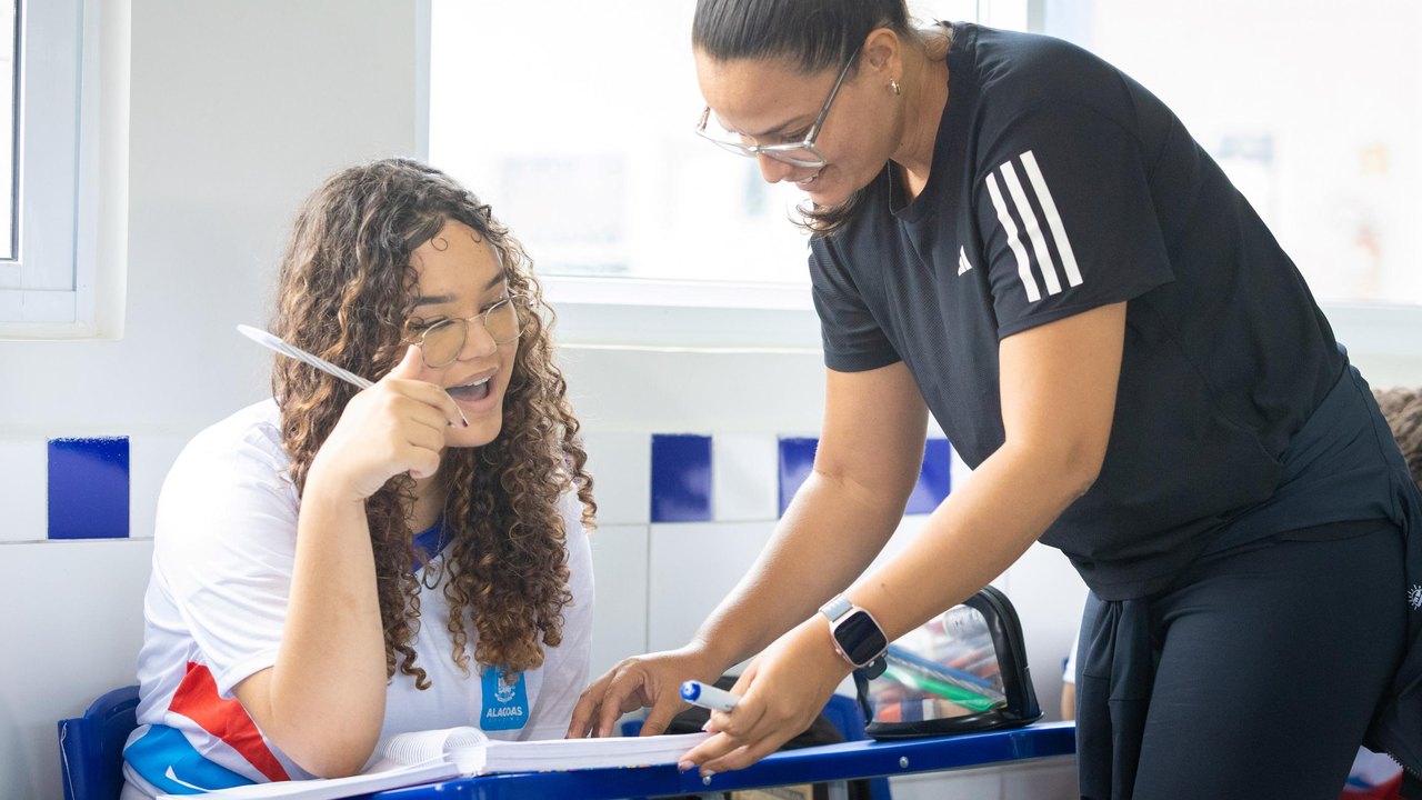 Alagoas combate abandono escolar com nova regulamentação para o Programa Professor Mentor