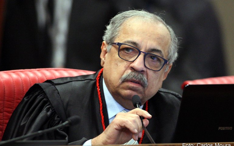 Ministro que prendeu juiz evita a fama de herói