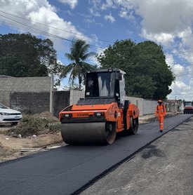 Ruas Divaldo Suruagy e Tancredo Neves recebem pavimentação no Village Campestre