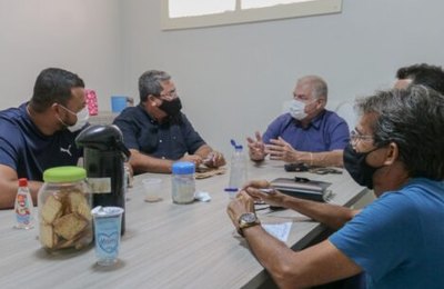 Prefeito de Piaçabuçu se reúne com secretários e coordenador para de melhorias para a cidade