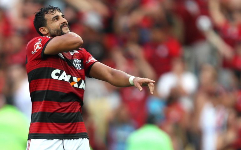 César defende pênalti e Flamengo bate Santos com gol de Ceifador