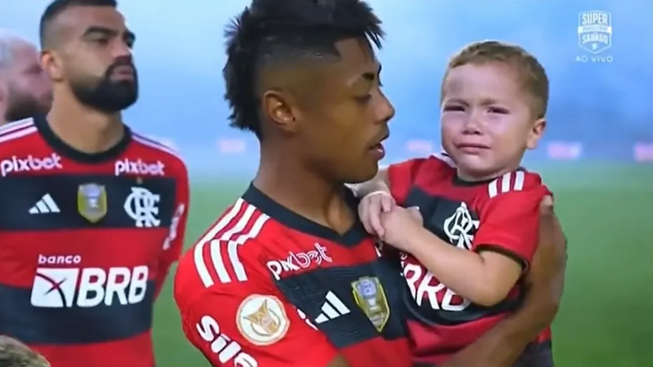 Bruno Henrique acalma bebê que se assustou com fogos em Botafogo x Flamengo e cena viraliza