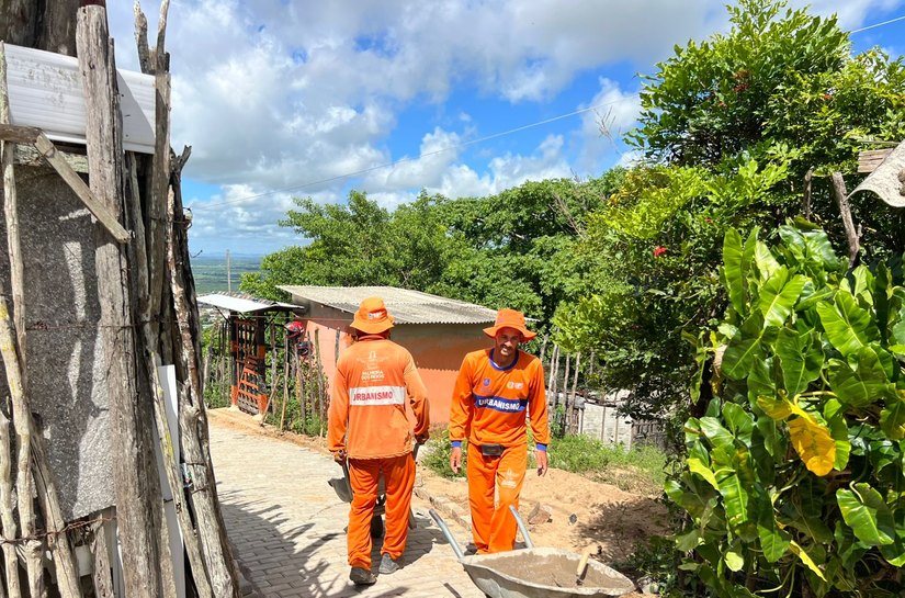 Prefeitura avança com pavimentação em intertravado no Alto do Cruzeiro e amplia melhorias em Palmeira dos Índios