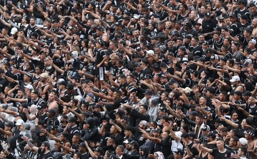 Torcedores do Corinthians são detidos após ataque com pedras e bombas a ônibus de flamenguistas