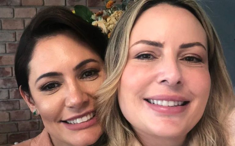 Michelle Bolsonaro tira foto com esposa de Guilherme de Pádua
