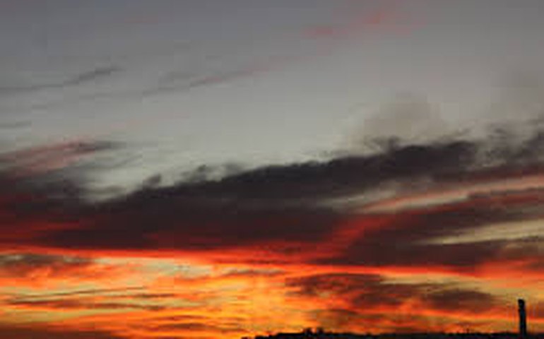 Por que o céu está mais alaranjado? Seca e poluição ajudam a explicar