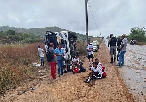 Veículo com time de futebol adolescente capota em São José da Tapera