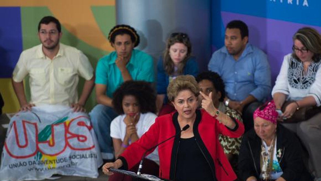 Dilma recebe apoio dos movimentos sociais e volta defender a democracia