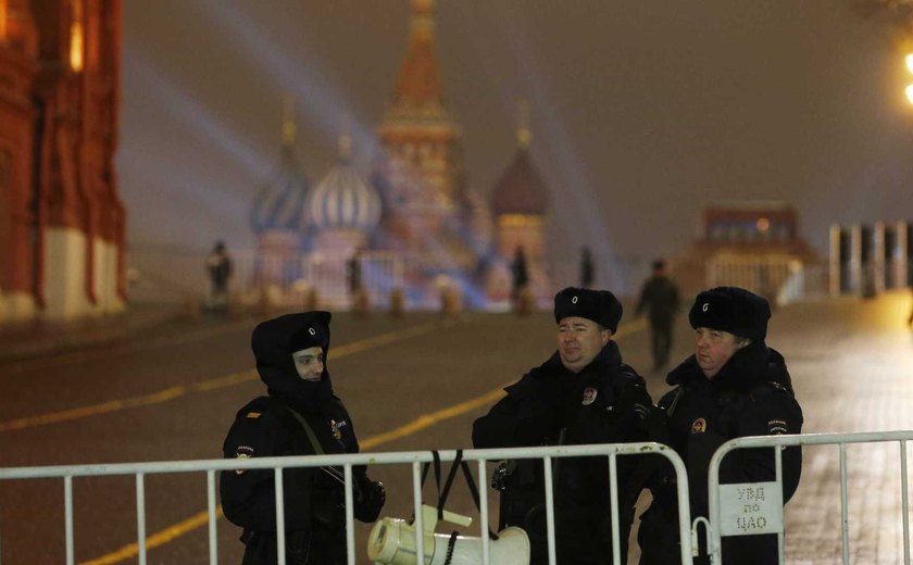Diplomatas russos deixam embaixada em Washington e retornam a Moscou