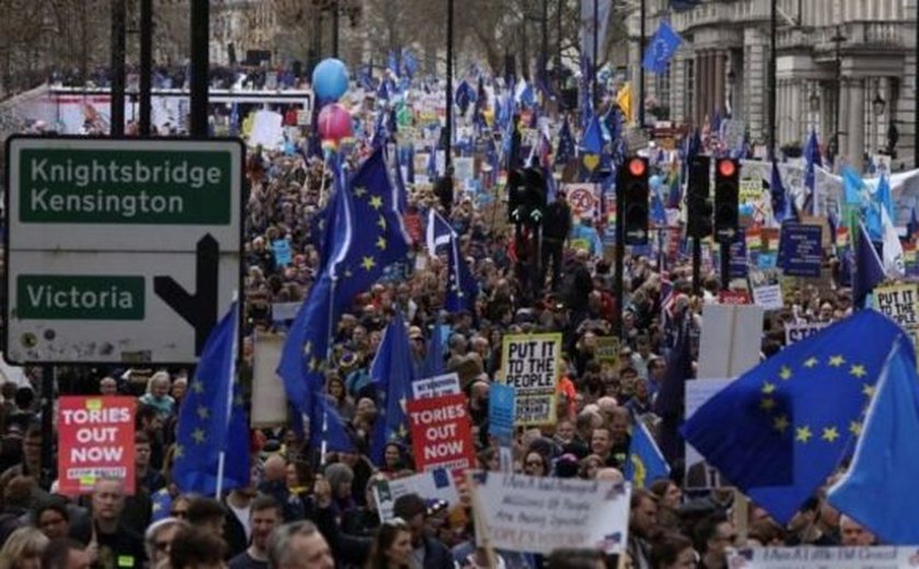 Manifestantes protestam contra o Brexit e demandam retorno à União Europeia