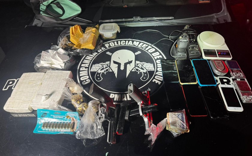 Companhia de Choque da PM apreende armas de fogo, munições e mais de 3 Kg de drogas no Jacintinho