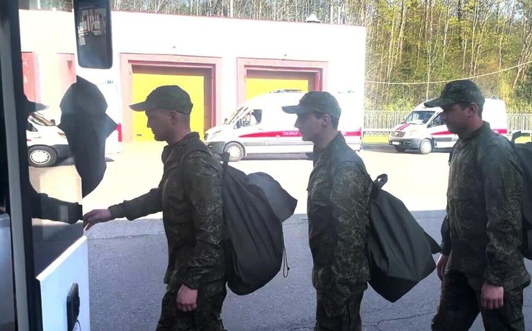 Segundo grupo de prisioneiros de guerra russos retorna da Ucrânia, diz Ministério da Defesa da Rússia