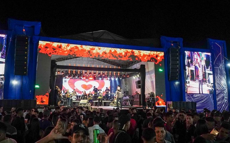 Público prestigia Noite do Brega e lota Praça Beira Rio em Traipu