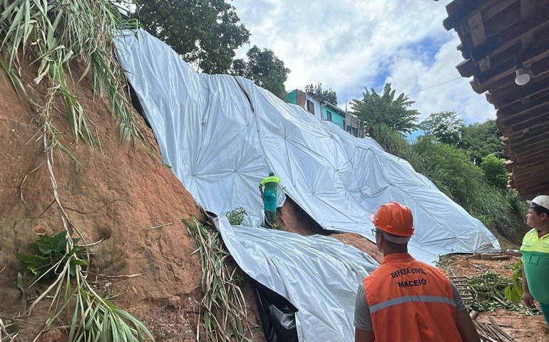 Proteção de encostas com lonas chega a 54 pontos de Maceió