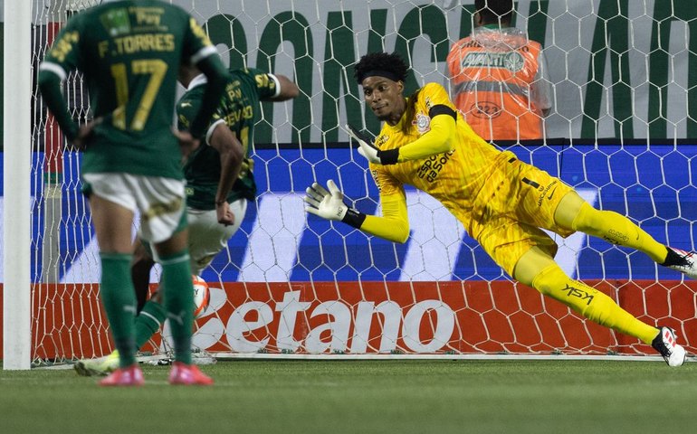 Hugo Souza defende pênalti e Palmeiras e Corinthians ficam no empate