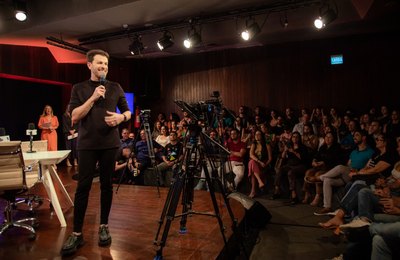Edição presencial do podcast ‘Papo de quê, Fabiano?’ lota Teatro de Arena pelo segundo ano
