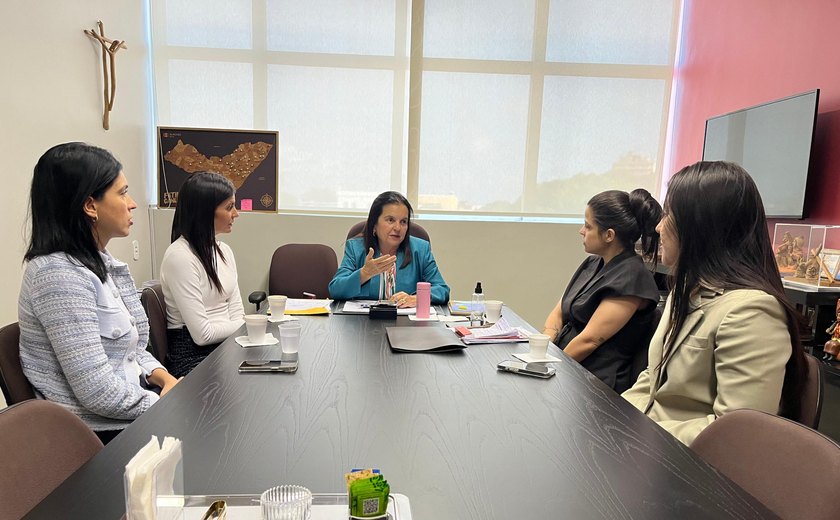 Secretaria da Mulher debate violência doméstica com bancada feminina da ALE