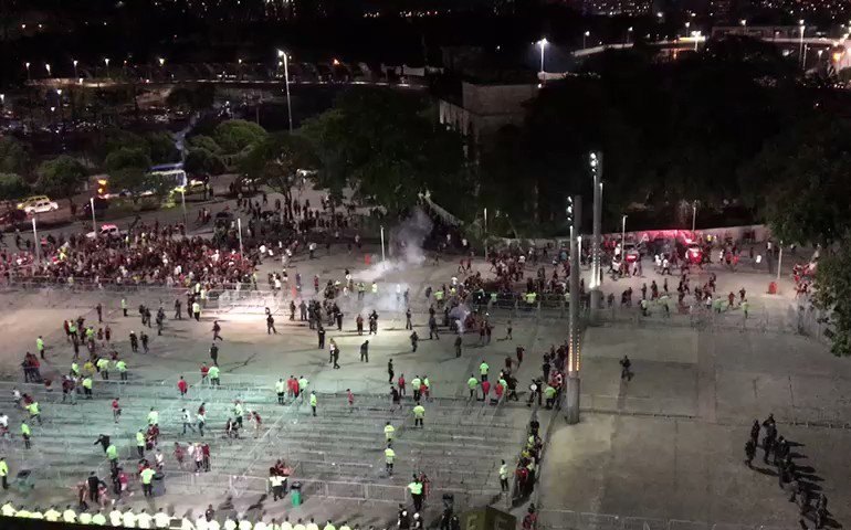 Final no Maracanã tem tentativa de invasão ao estádio e ônibus apedrejados