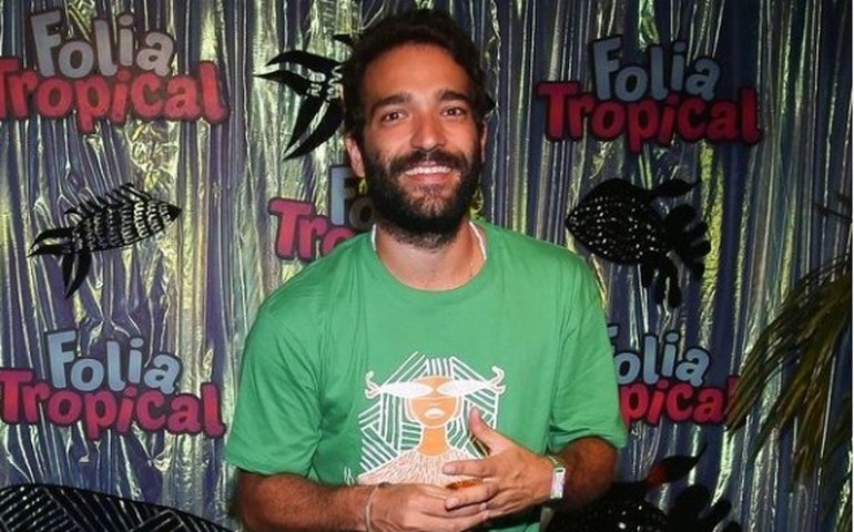 Onipresença de Humberto Carrão no carnaval diverte web: 'Viciado em viver', diz fã