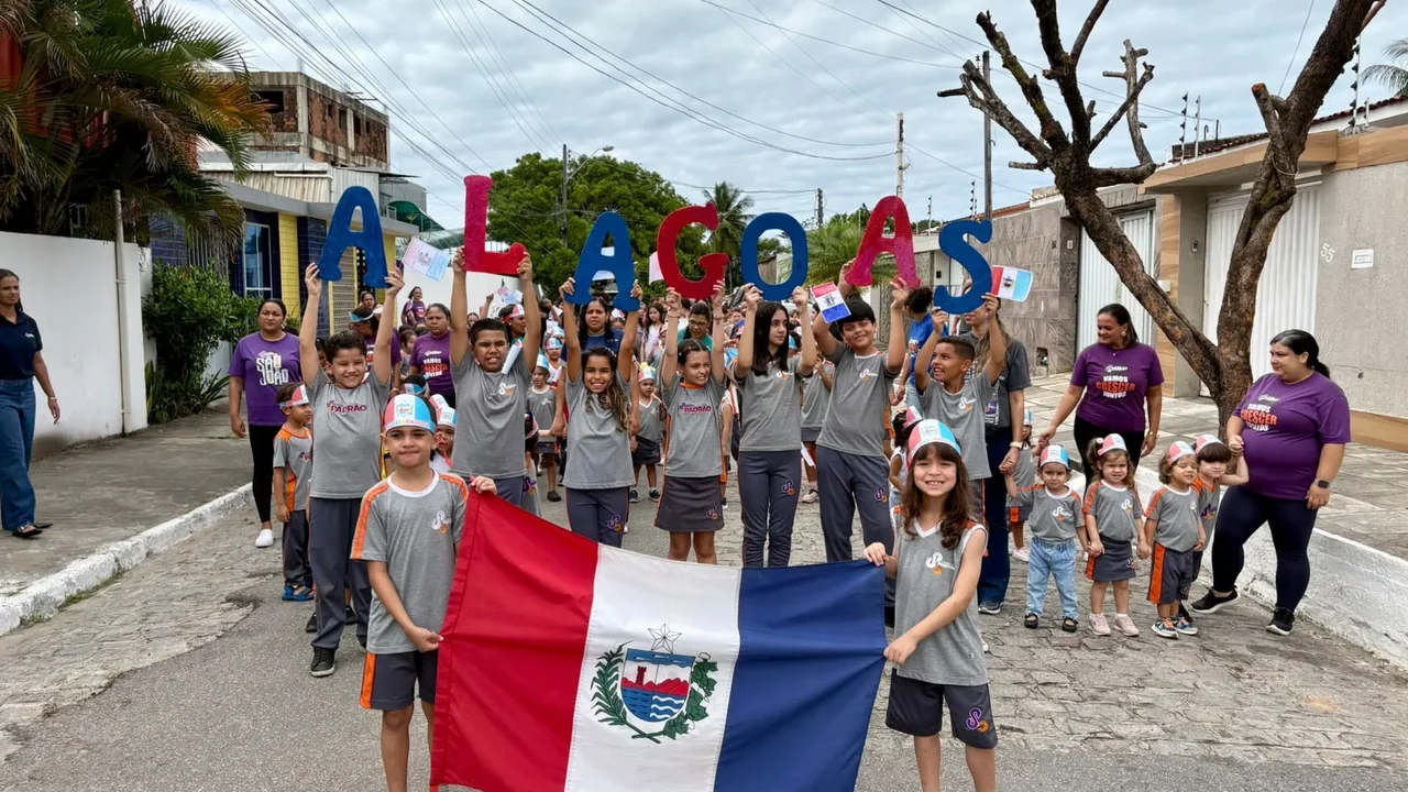 Alunos participam de desfile cívico para comemorar emancipação política de Alagoas