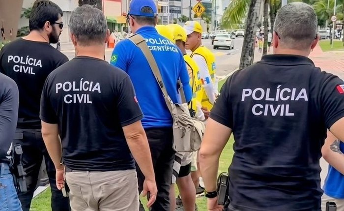 Policiais civis e da perícia científica foram acionados após localização do crânio na praia
