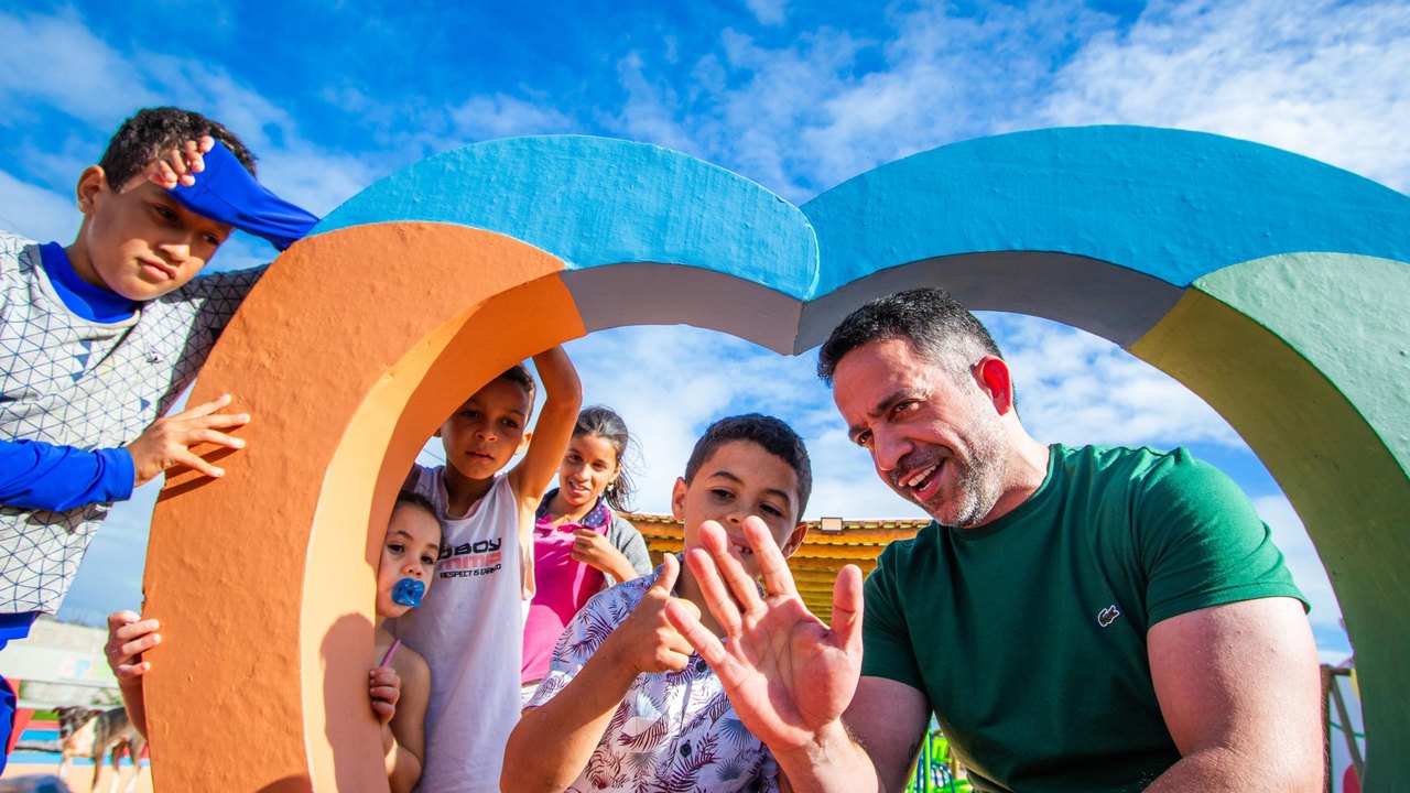 Em clima de festa, Paulo Dantas assina ordem de serviço e inaugura obras