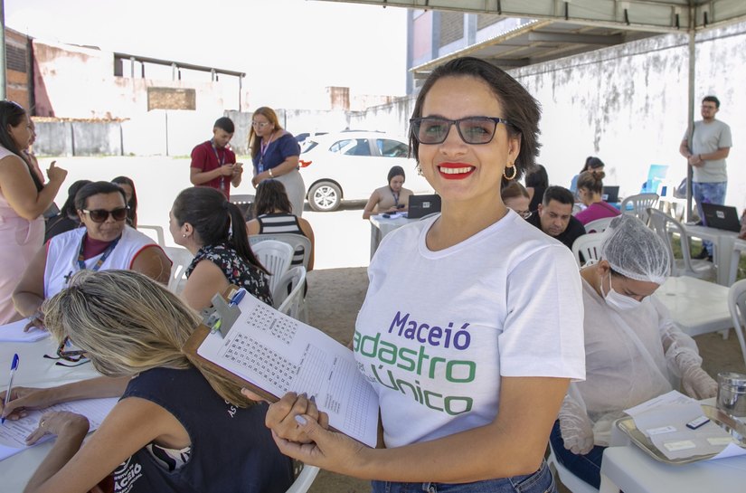 Moradores do Jacintinho recebem serviços do Cadastro Único