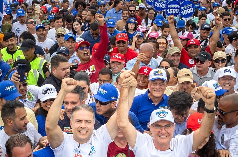 O povo deu o recado: Renan Calheiros reúne multidão na orla de Maceió a uma semana da eleição
