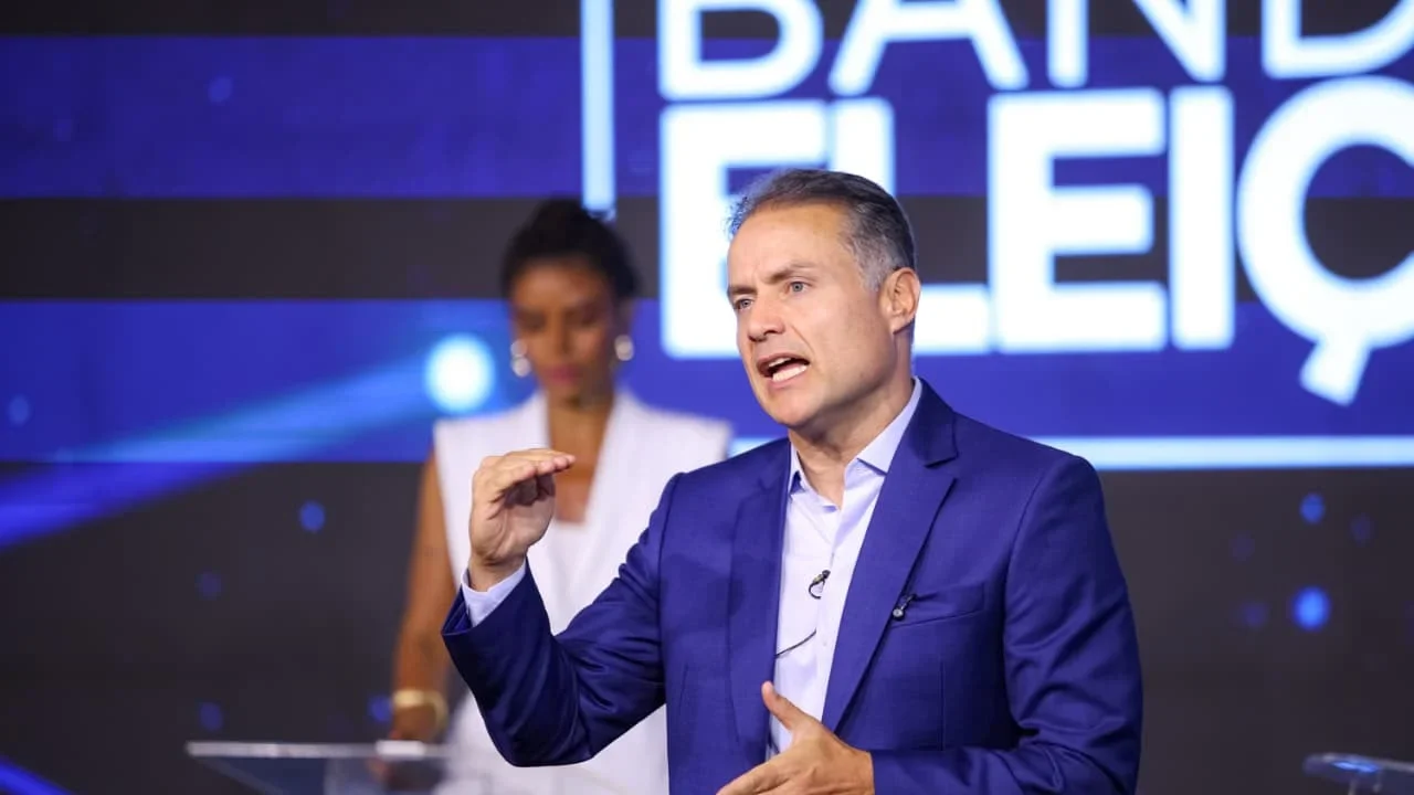 Com a ausência de JHC, Renan Filho responde a questões enviadas pelos eleitores