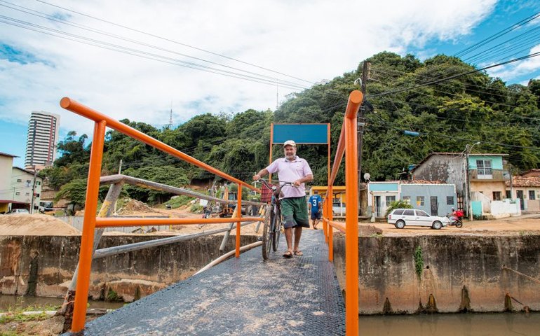 Moradores ganham nova passarela sobre riacho no Reginaldo