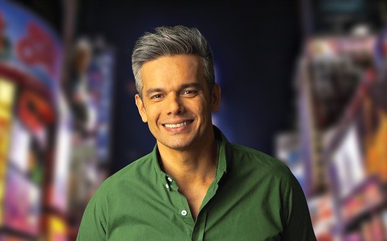 Otaviano Costa mostra cenário de novo programa que comandará na Globo