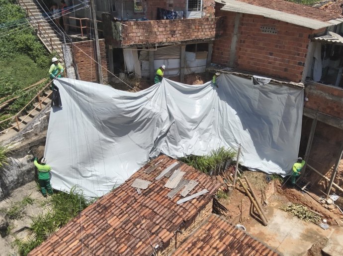 Defesa Civil avança no trabalho preventivo com aplicação de lonas em áreas de risco