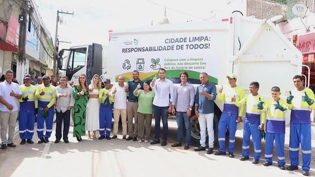 Prefeito de Santana do Mundaú entrega dez novos veículos e distribui fardamentos aos profissionais da limpeza pública