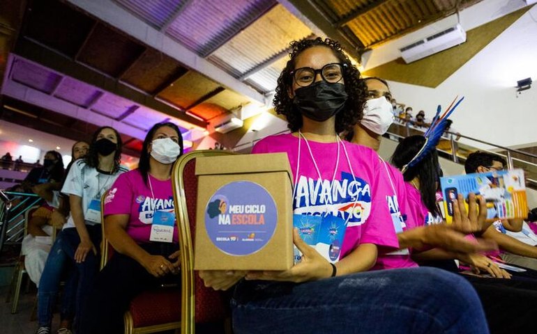 Governo entrega kits de higiene íntima para estudantes na rede estadual nessa segunda (11)