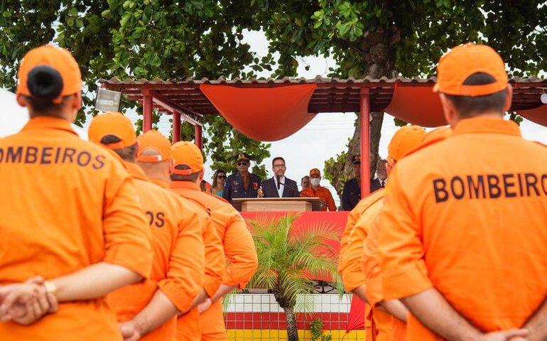 75 anos do Corpo de Bombeiros foram comemorados com promoção de militares e entrega de medalhas do Mérito Bombeiro Militar