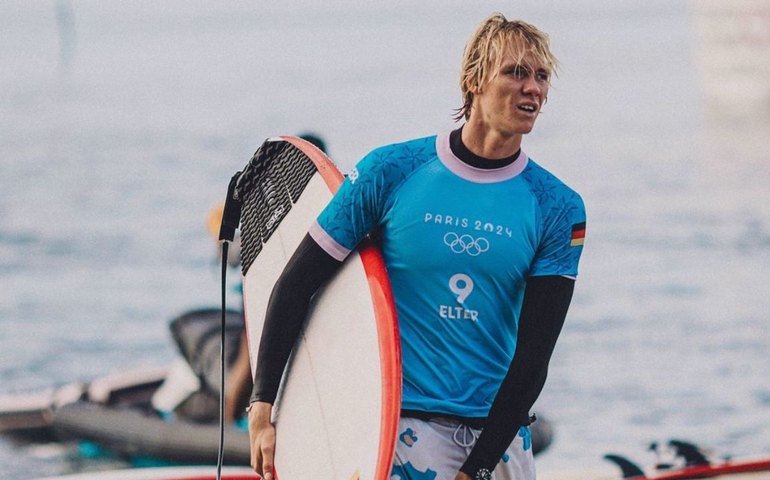 Cena de surfista com bumbum de fora nas Olimpíadas é comparada com obra de arte, e atleta compartilha referência