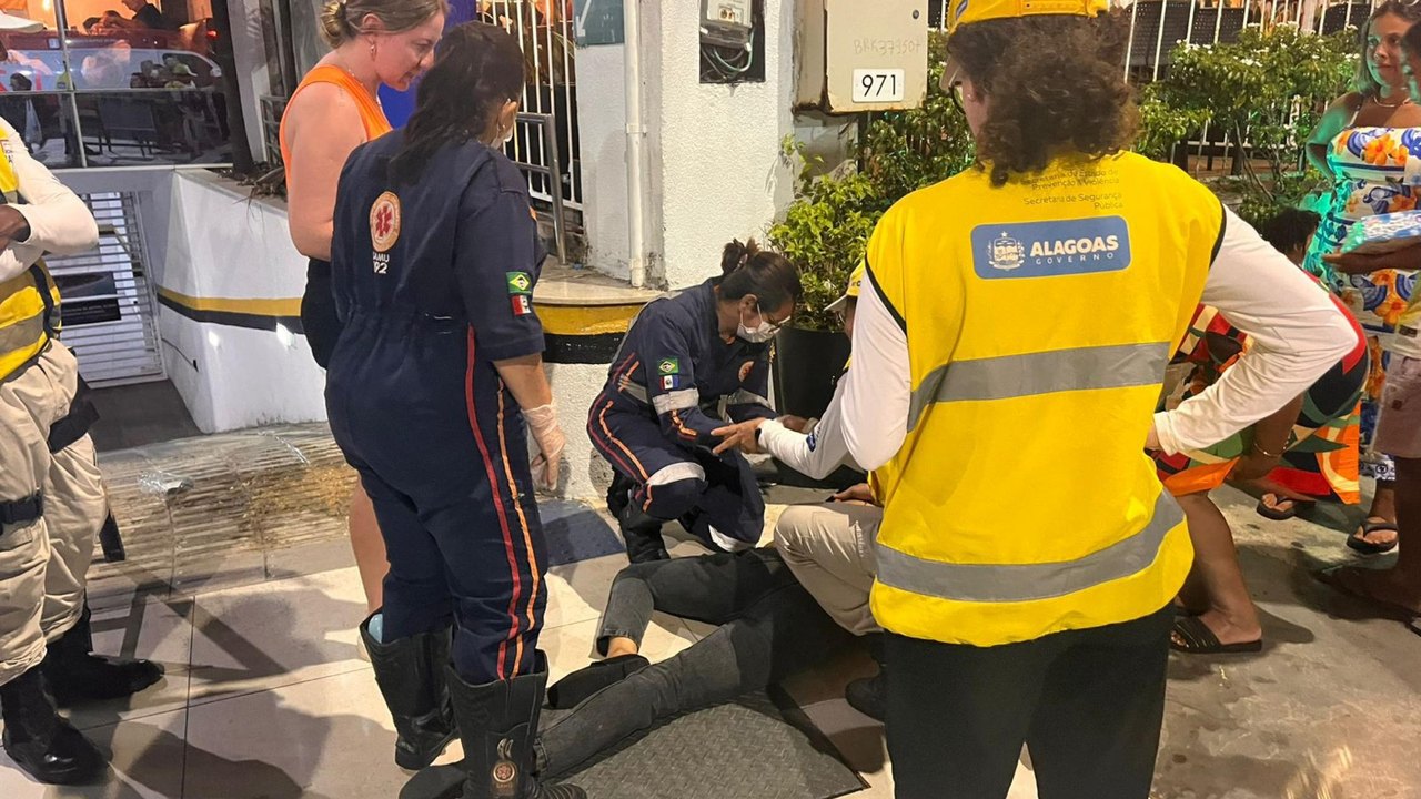 Programa Ronda no Bairro socorre jovem desacordada na orla de Pajuçara