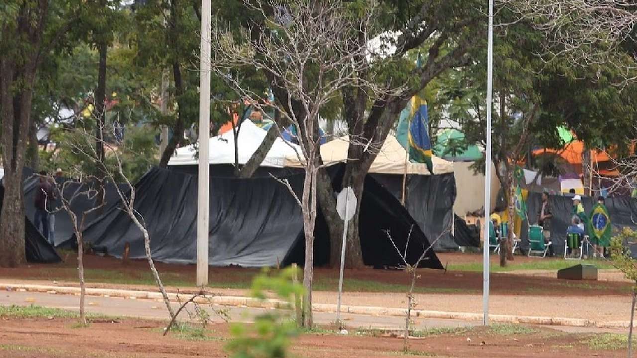 Desmontagem de acampamento gera conflito de versões entre DF e Exército